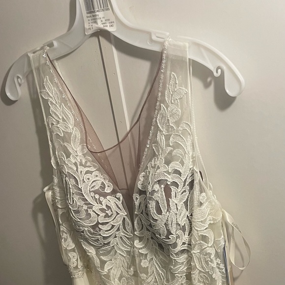 Wedding dress - Picture 2 of 8